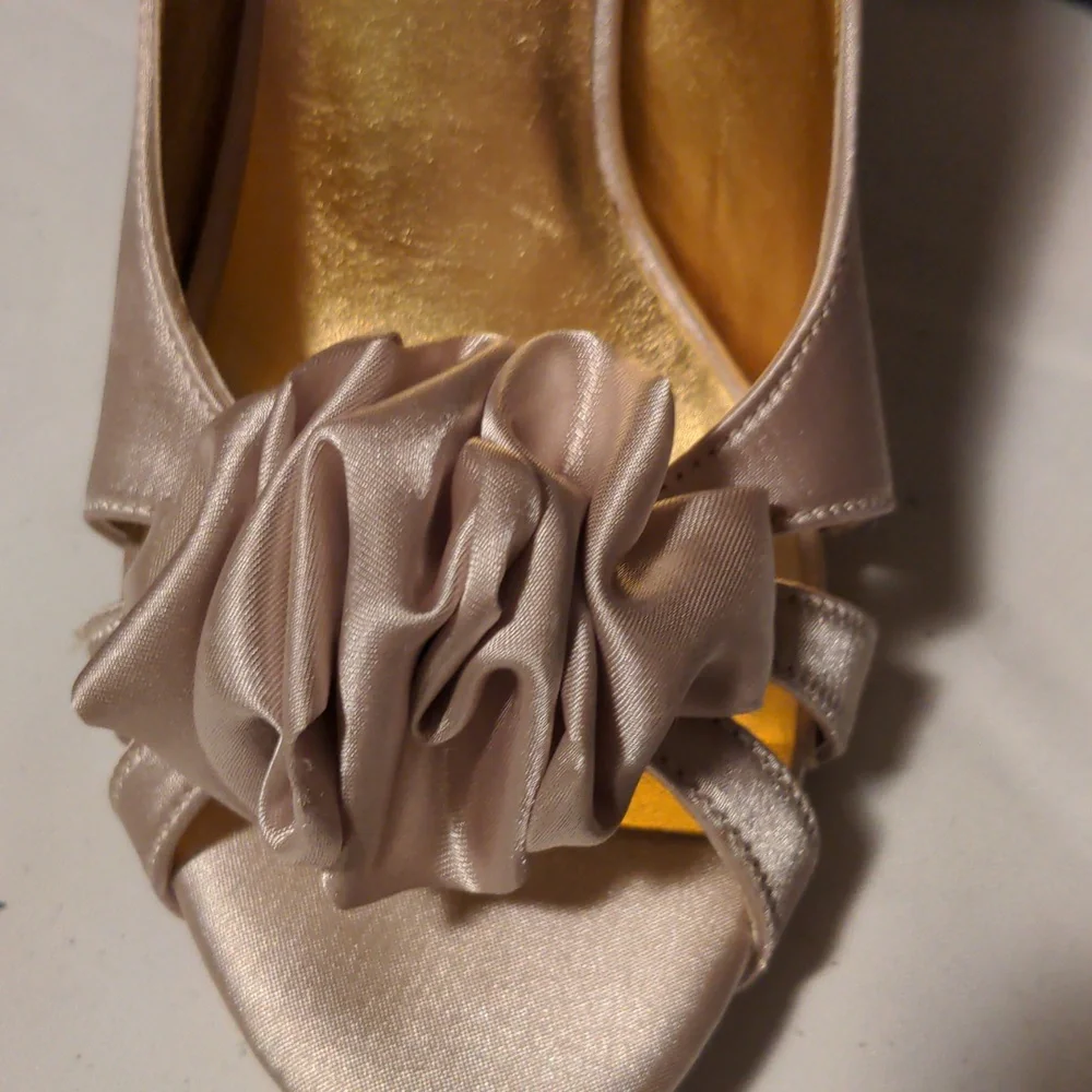 NWOT! Kelly & Katie Champagne Satin Platform Heels With Flower Accent Size 6 - Picture 7 of 7